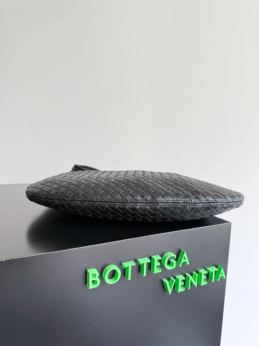 Batch 2480 BOTTEGA VENETA 2025 new men's medium Veneto crossbody bag is made of lambskin, elegantly extends to the strap, fits perfectly on the upper body, and the light and neat shape is suitable for all your choices for business, travel or daily life. Top zipper, interior two compartments, extra-large capacity. The classic Veneta shape has been redesigned and turned into a bag that can be worn cross-body, simple yet stylish. Although it is designed as a men’s bag, it is also very suitable for girls to carry! The back is so handsome🕶! More aura ~ The shoulder straps are reasonably designed, making it comfortable and stylish to carry cross-body. The bag has a practical capacity and can easily fit your daily needs~ Whether it is paired with casual wear for going out on the street or with formal wear for commuting, put it on and your fashion sense will rise in a straight line📈! Style number: 826877 Size: 38*24*2cm